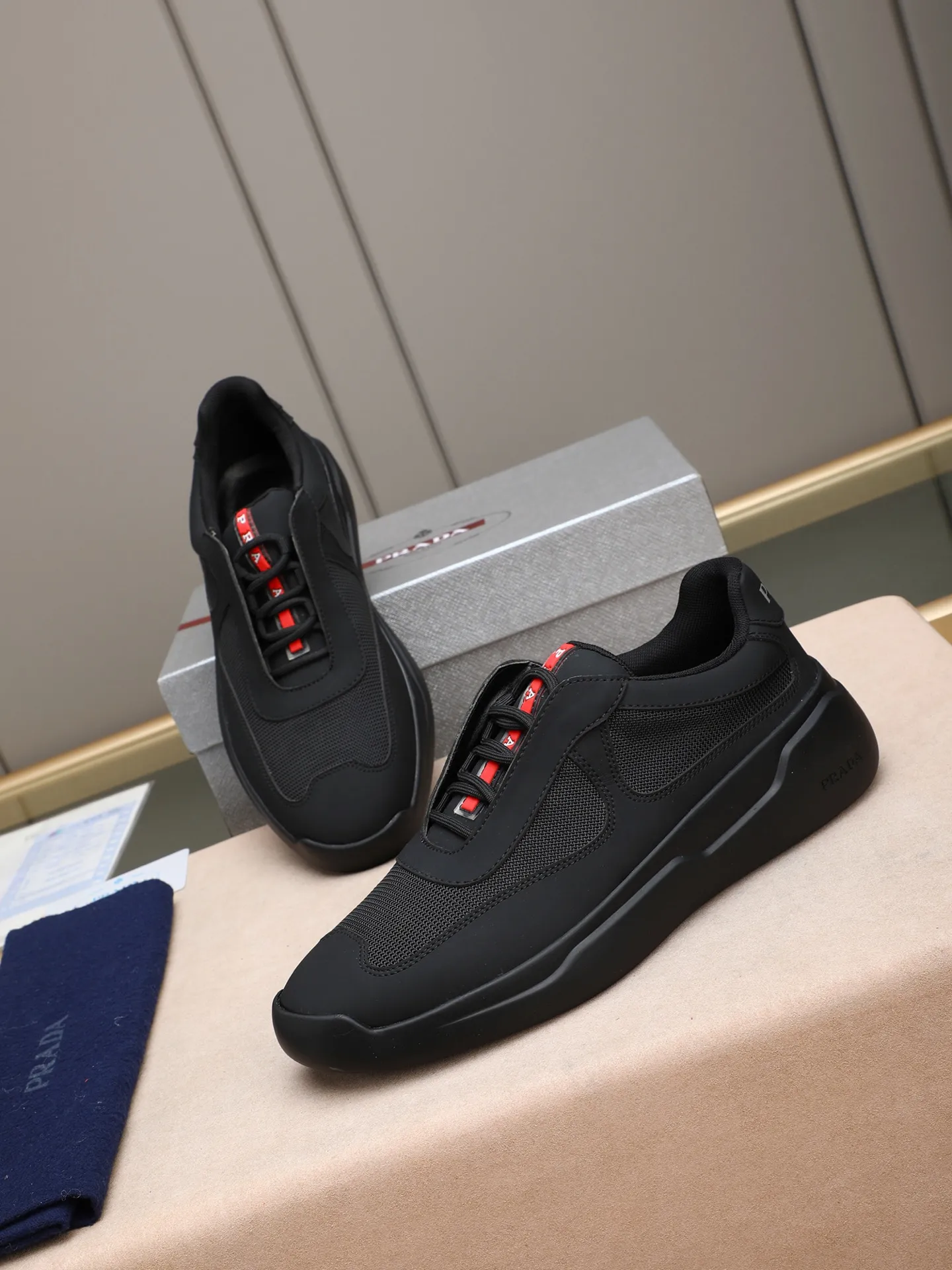 Men's shoes💰420 Prada/Prada sneakers👟! Low-top lace-up sports shoes, fashionable and elegant style. Made of top-layer cowhide leather spliced ​​with breathable mesh. Soft, comfortable and breathable. Logo lettering on the tongue. Finely crafted details. Lightweight foam sole, fashionable and versatile‼ ️size: 38-44 (45 customized